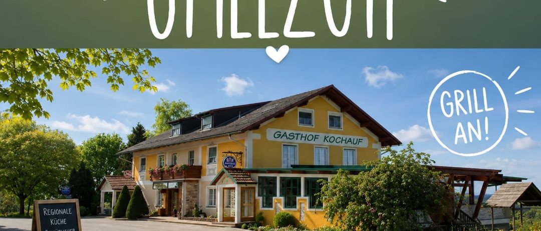 Eine Werbung für Gasthof Kochauf, ein gelbes Haus mit einem Schild, das Grillzeit anzeigt. Das Haus hat viele Fenster, Pflanzen und Bäume darum herum. Das Bild hat einen grünen Rand und enthält den Text 'Grill an!'.