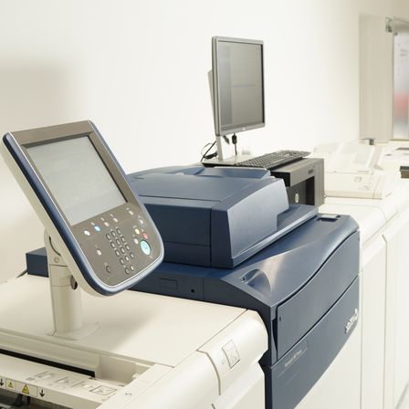 Bild enthält, Computer Hardware, Electronics, Hardware, Machine, Car, Washer, Mobile Phone, Monitor, Screen, Printer