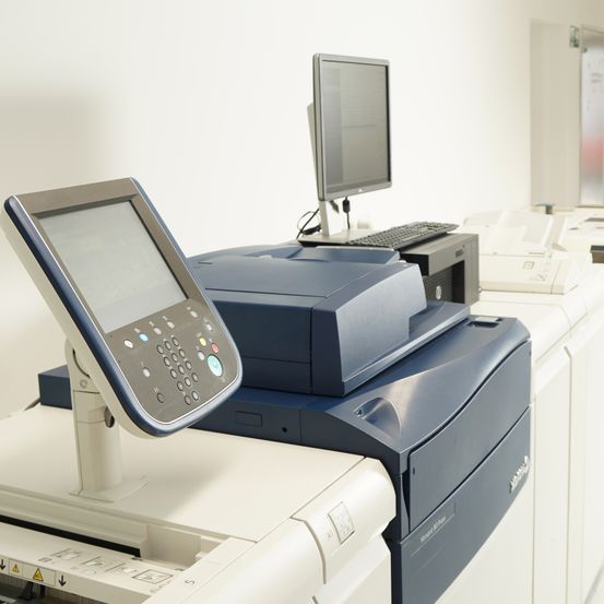 Bild enthält, Computer Hardware, Electronics, Hardware, Machine, Car, Washer, Mobile Phone, Monitor, Screen, Printer