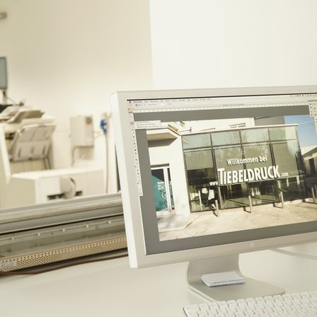 Bild enthält, Computer Hardware, Electronics, Hardware, Monitor, Screen, Table, Computer, Computer Keyboard, Machine, Desk