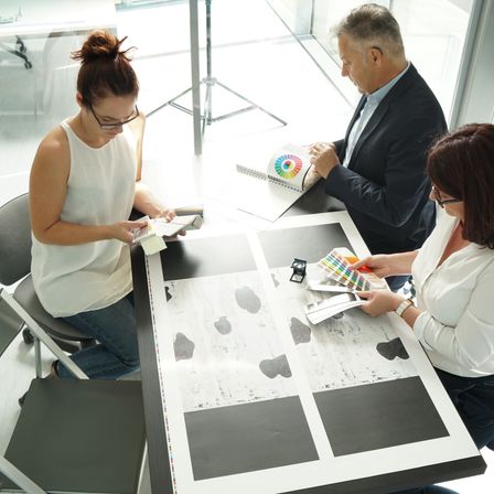 Bild enthält, Furniture, Table, Adult, Female, Person, Woman, Male, Man, Conversation, Desk