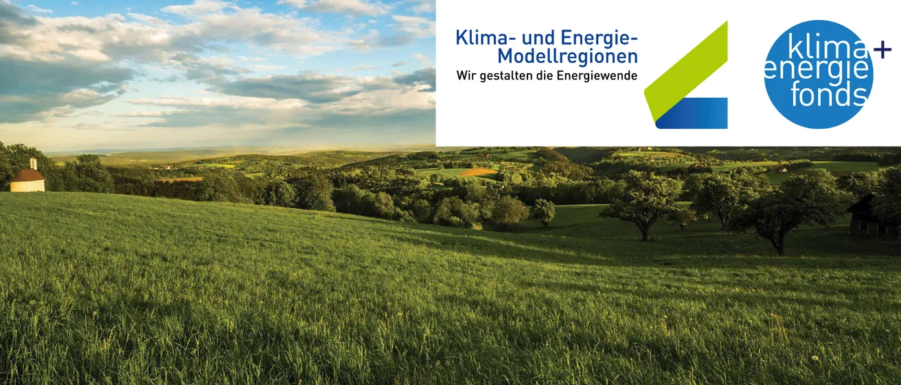 Eine grüne Landschaft mit sanften Hügeln, Bäumen und einem blauen Himmel mit Wolken. Der Text lautet 'Klima- und Umweltmodelle. Wir gestalten die Zukunft.'