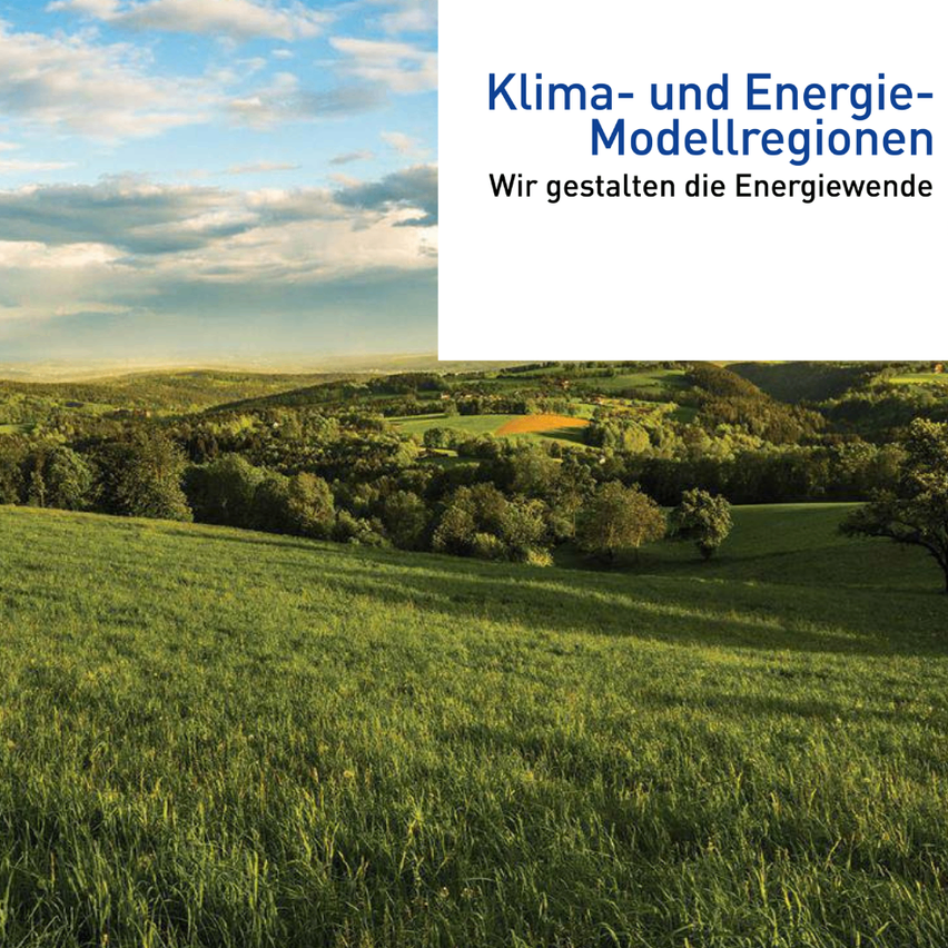 Eine grüne Landschaft mit sanften Hügeln, Bäumen und einem blauen Himmel mit Wolken. Der Text lautet 'Klima- und Umweltmodelle. Wir gestalten die Zukunft.'