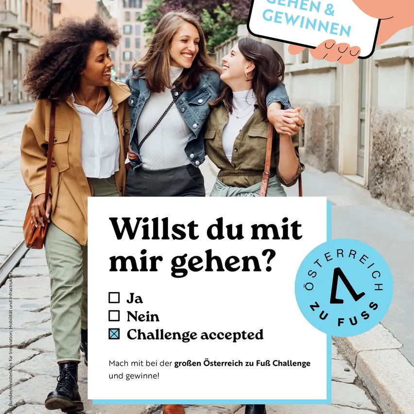 Drei Frauen auf einer Stadtstraße, eine hält ein Schild mit der Frage 'Willst du mit mir gehen?' mit den Optionen Ja, Nein und Challenge Accepted. Sie sehen glücklich aus und tragen Freizeitkleidung.