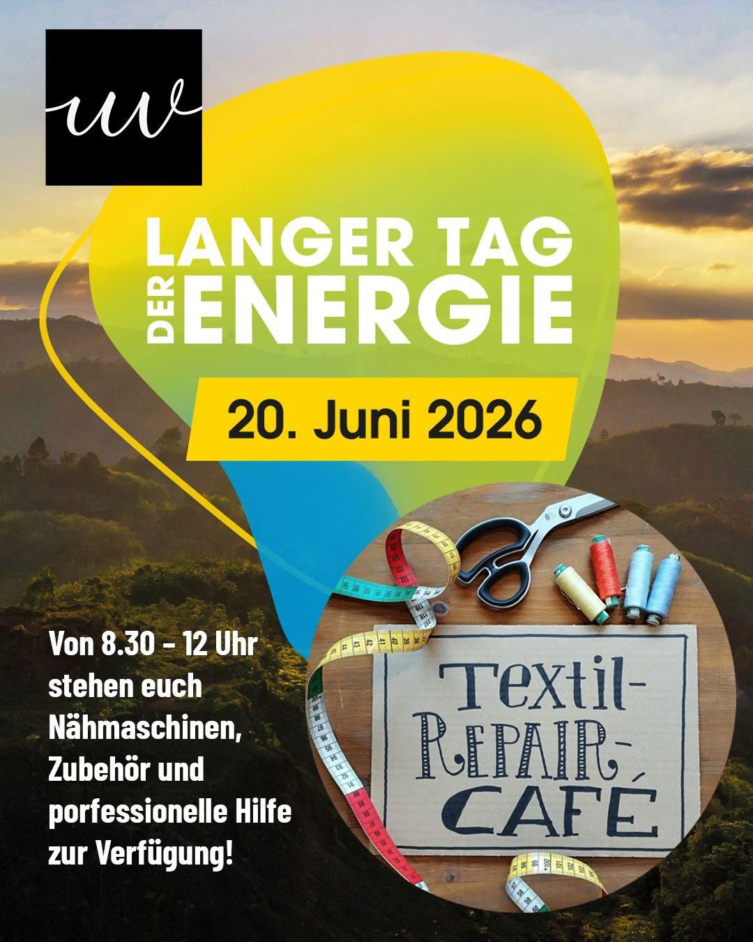Veranstaltungsplakat für den Energietag 2026 am 20. Juni. Zeigt Nähmaschinen, Garn und ein Café-Schild auf einem Holztisch. Eine malerische Kulisse mit Bergen und Wolken.