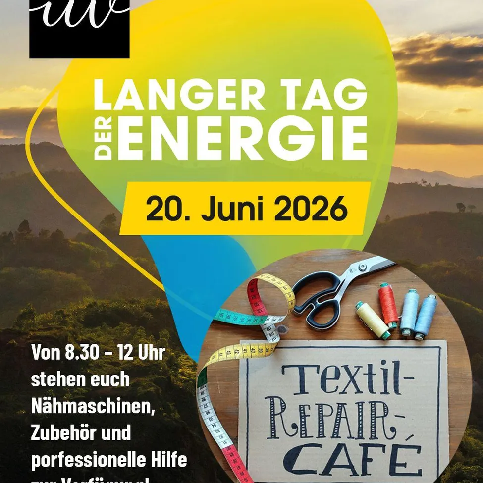 Veranstaltungsplakat für den Energietag 2026 am 20. Juni. Zeigt Nähmaschinen, Garn und ein Café-Schild auf einem Holztisch. Eine malerische Kulisse mit Bergen und Wolken.