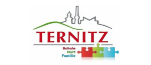 Das Ternitz-Logo zeigt ein farbenfrohes Puzzleteil-Design mit dem Text 'TERNITZ' in großen Buchstaben. Darunter steht 'Schule Hort Familie' in kleinerer Schrift. Die Puzzleteile sind in Grün, Blau, Gelb und Rot.