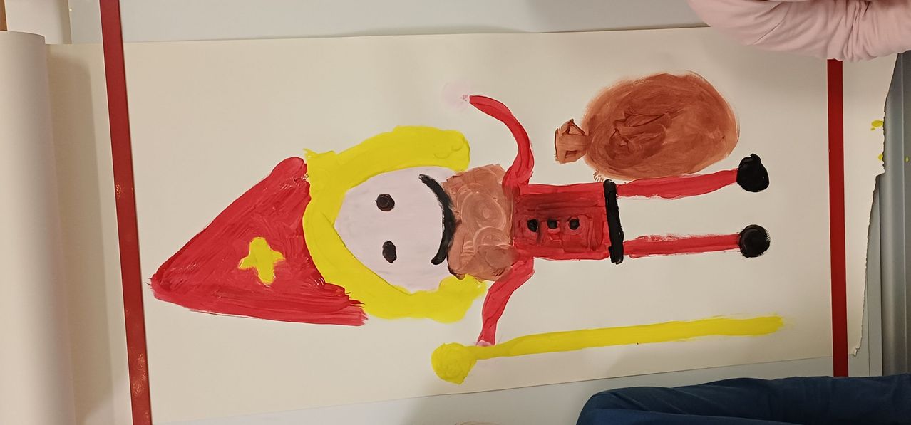 Ein farbenfrohes handgemaltes Kunstwerk zeigt eine Figur mit gelbem Haar, einem roten Outfit und einem braunen Hut mit einem Stern. Die Figur hält einen Zauberstab und hat einen braunen Sack auf dem Rücken. Der Hintergrund ist weiß.