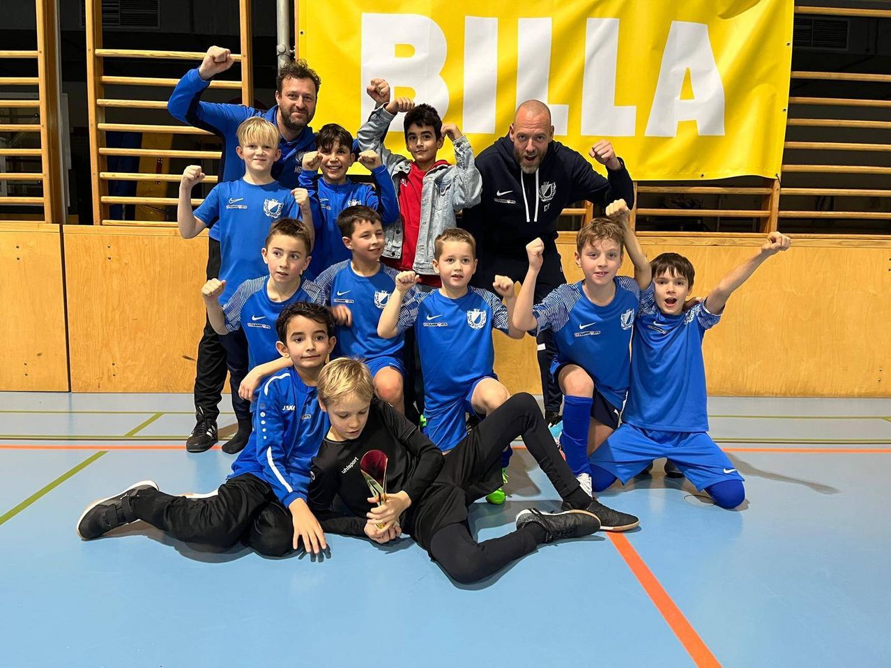 Bild enthält, People, Person, Adult, Male, Man, Groupshot, Boy, Child, Celebrating, Head