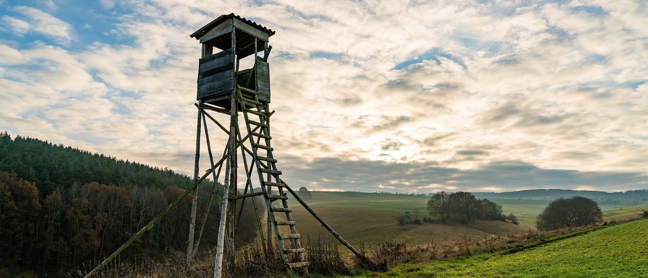 Bild enthält, Outdoors, Building, Shelter, Field, Grassland, Nature, Grass, Plant, Scenery, Countryside