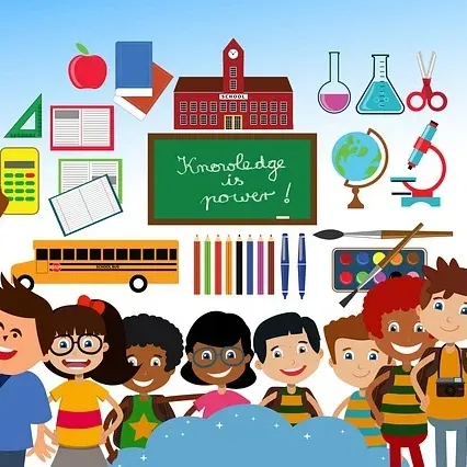 Eine Gruppe von Kindern steht vor dem Hintergrund von Schulmaterialien, darunter eine Tafel mit der Aufschrift 'Wissen ist Macht!'.