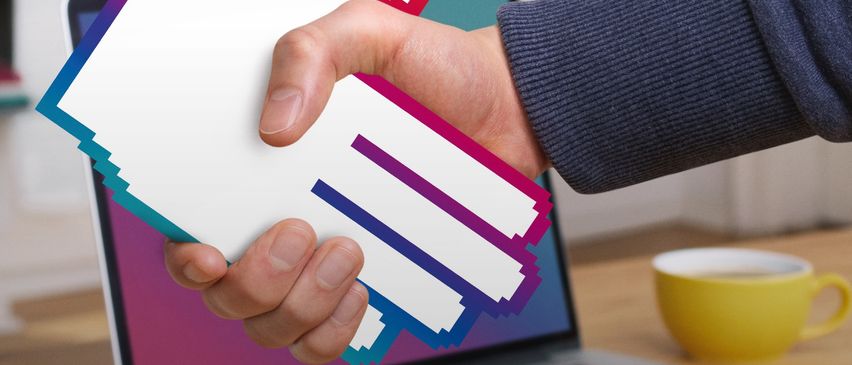 Bild enthält, Body Part, Hand, Person, Text, Beverage, Coffee, Coffee Cup