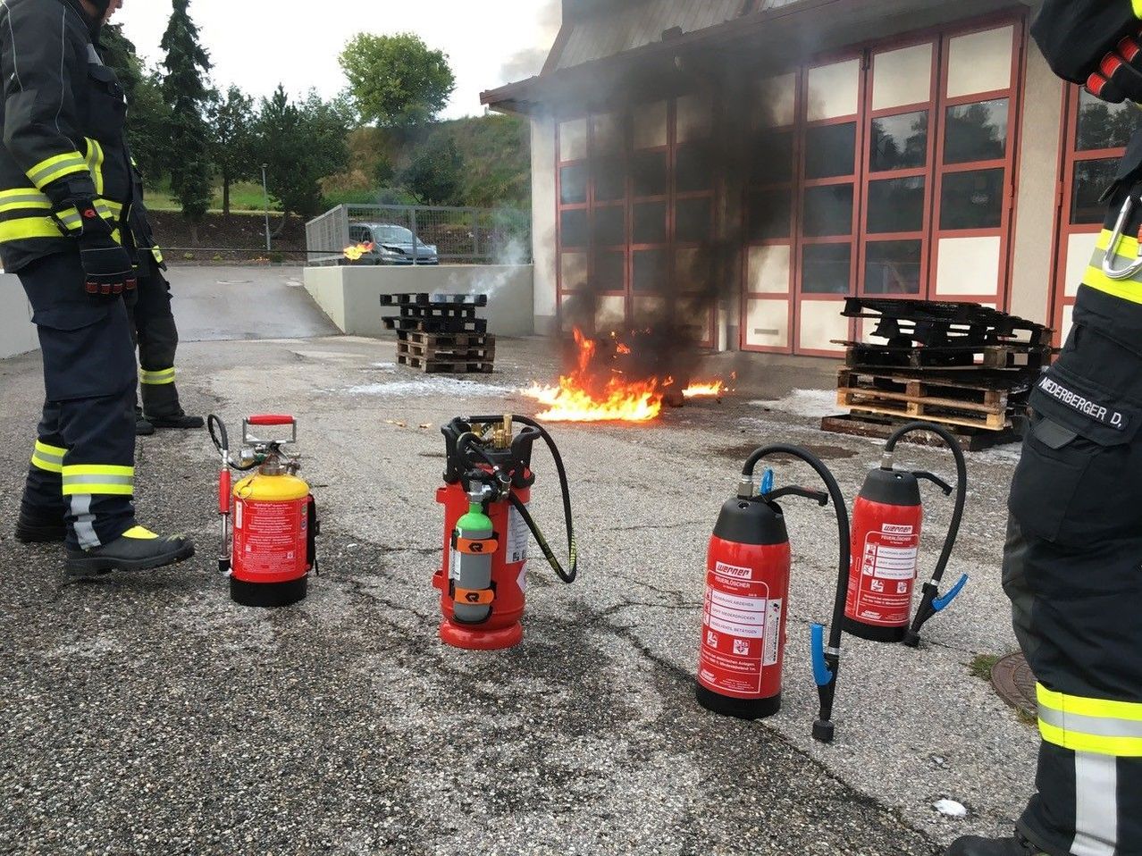 Bild enthält, Extinguishing Fire, Fire, Person, Adult, Male, Man, Footwear, Shoe, Fire Hydrant, Car