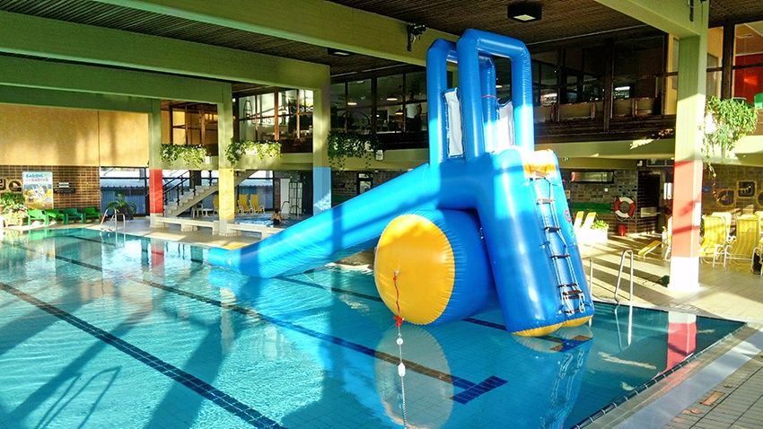 Bild enthält, Play Area, Water, Pool, Swimming Pool, Indoors, Person, Outdoors