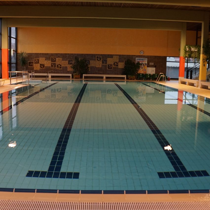 Bild enthält, Architecture, Building, Hotel, Resort, Pool, Water, Swimming Pool, Floor, Outdoors