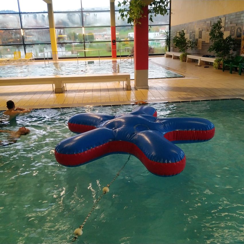 Bild enthält, Pool, Water, Swimming Pool, Building, Hotel, Resort, Person, Swimming, Water Sports, Summer