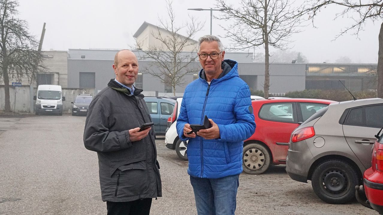 Ewald Niederberger und Gerhard Hörleinsberger von der Bauabteilung führen die Befragung durch.