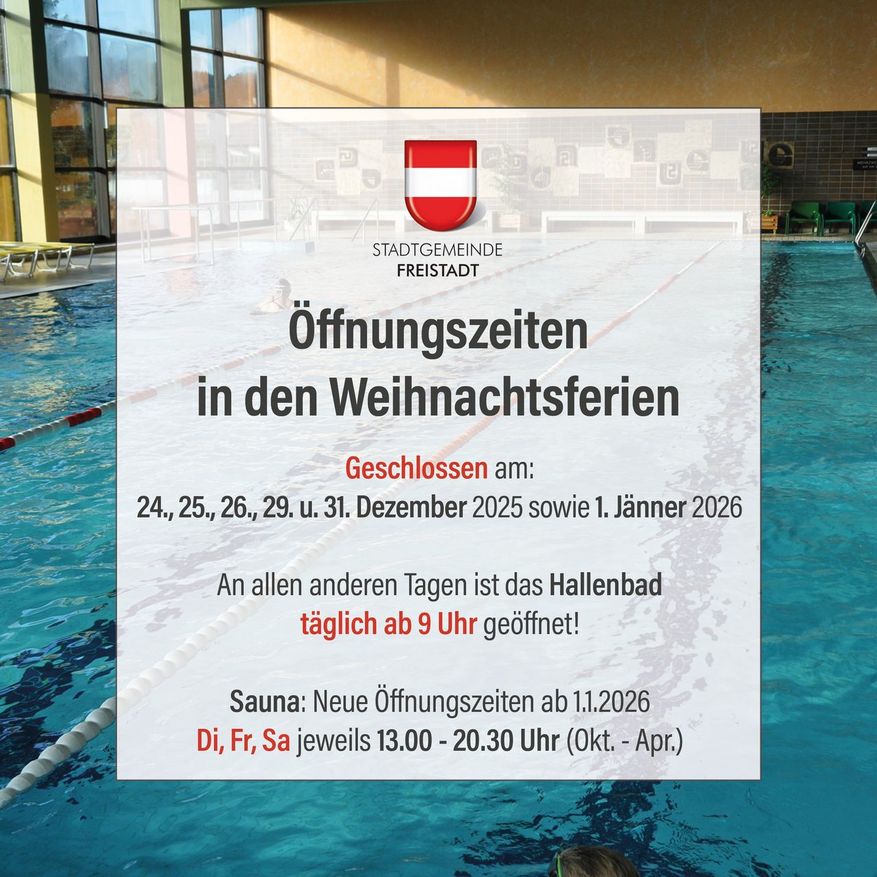 Ein Plakat bewirbt die Öffnungszeiten eines Schwimmbads in Freistadt. Das Schwimmbad ist an bestimmten Tagen geschlossen und öffnet an anderen Tagen täglich um 9 Uhr. Die Saunazeiten ändern sich ab dem 1. November 2026.