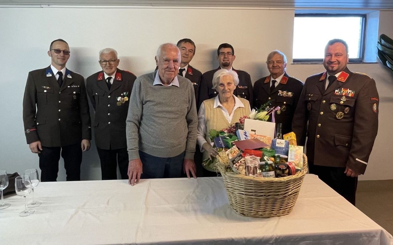 Bild enthält, Blazer, Coat, Jacket, Flower Arrangement, Person, Portrait, Potted Plant, Flower Bouquet, Adult, Man