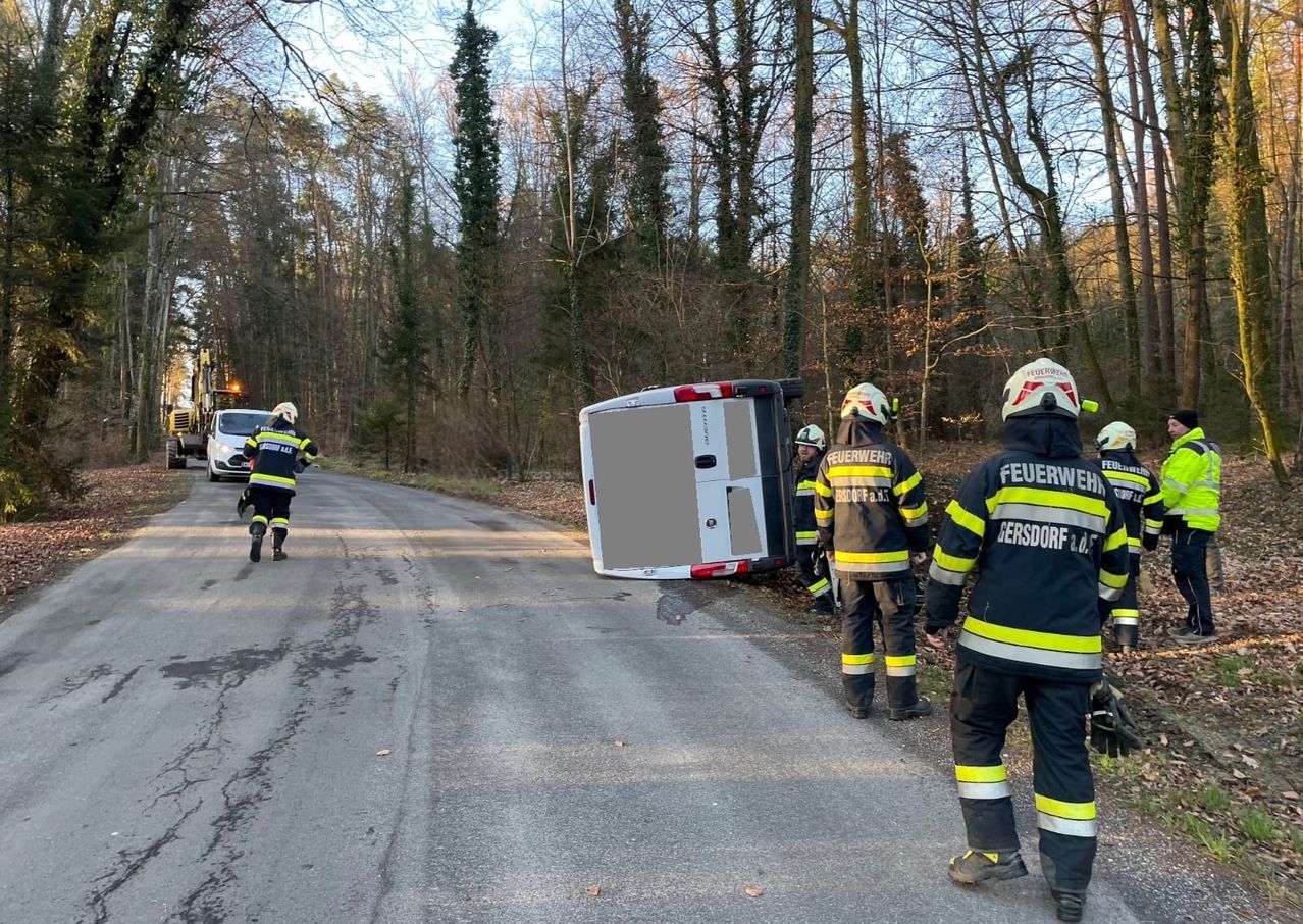 Bild enthält, Helmet, Person, Clothing, Footwear, Shoe, Glove, Car, Vehicle, Handbag, Hat