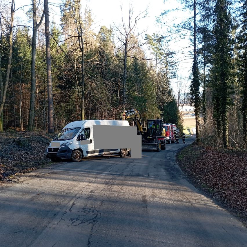 Bild enthält, Person, Road, Tarmac, Car, Transportation, Vehicle, Moving Van, Van