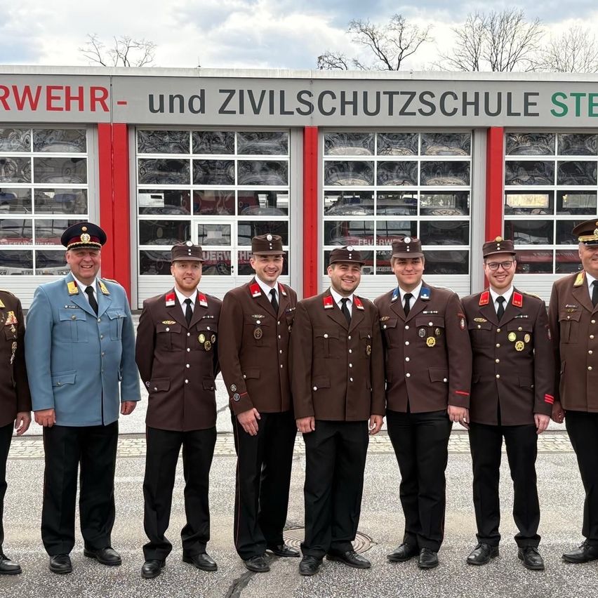 Bild enthält, Officer, Person, Military, Military Officer, Adult, Male, Man, Clothing, Coat, Tie