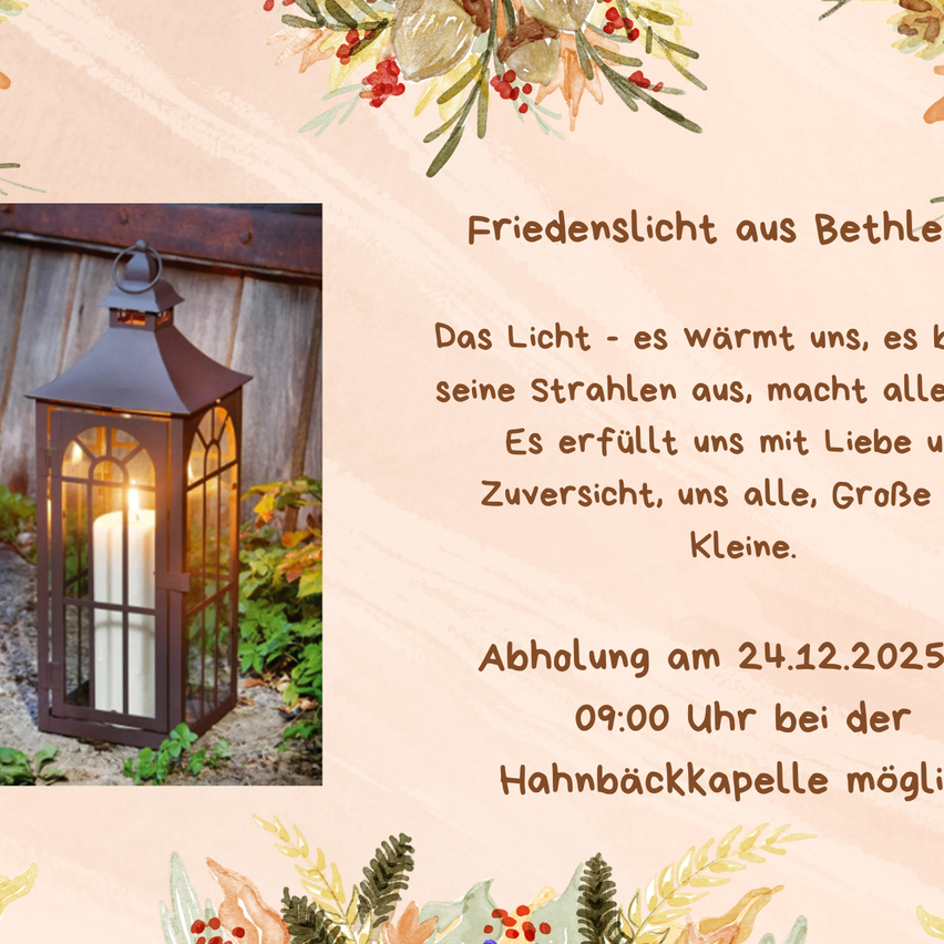 Eine Laterne mit einer brennenden Kerze steht auf einer Holzoberfläche. Der Hintergrund zeigt dekorative Elemente und der Text lautet 'Friedenslicht aus Bethlehem'.