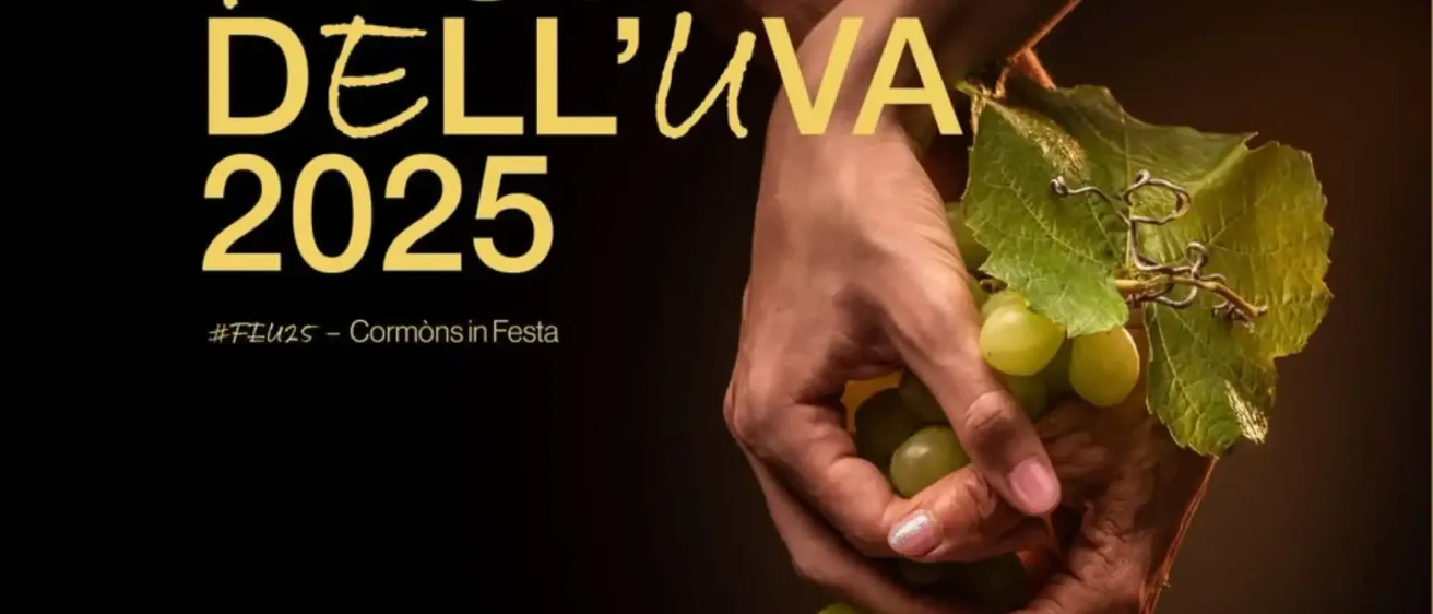 Eine Hand hält Trauben, der Text lautet 'FESTA DELL'UVA 2025' mit einem Blatt und den Worten 'FEUS - Cormons in Festa'. Der Hintergrund ist dunkel.