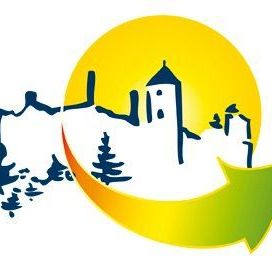 Ein Logo zeigt eine kleine Stadt mit einem Turm, umgeben von Bäumen, mit einem gelben Kreis und einem grünen Pfeil, der Bewegung oder Wachstum andeutet.