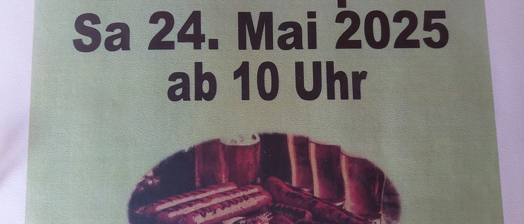 Plakat für eine Wurstelparty mit Musik. Die Veranstaltung findet am Schratplatz am 24. Mai 2025 ab 10 Uhr statt. Es zeigt ein Bild von Würstchen und Biergläsern.