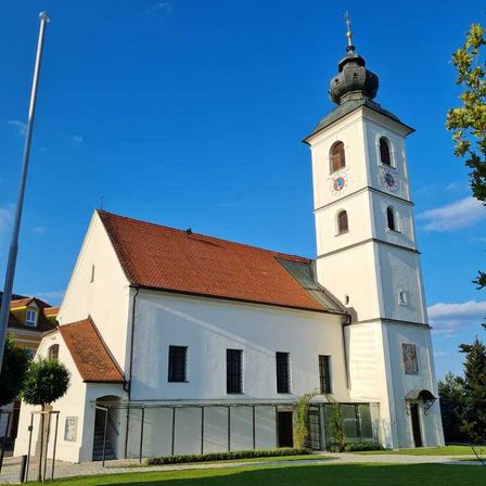 Bild enthält, Grass, Building, Monastery, Clock Tower, Tower, Arch, Gothic Arch, Bell Tower, Lawn