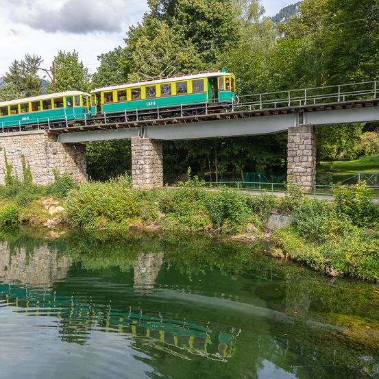 Ein 3-Wagen-Zug auf der Kurhausbrücke