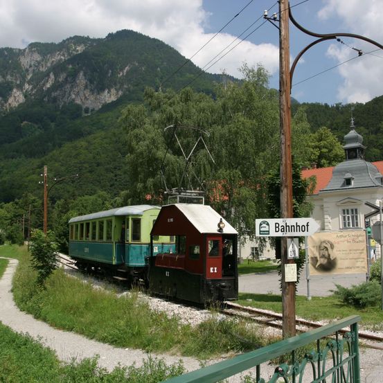 E-Lok E1 mit einem Personenzug in Reichenau.