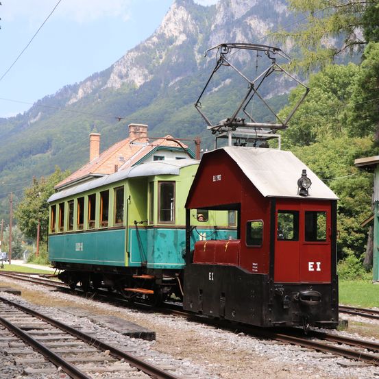 E-Lok E1 mit einem Personenzug in Reichenau an der Rax.