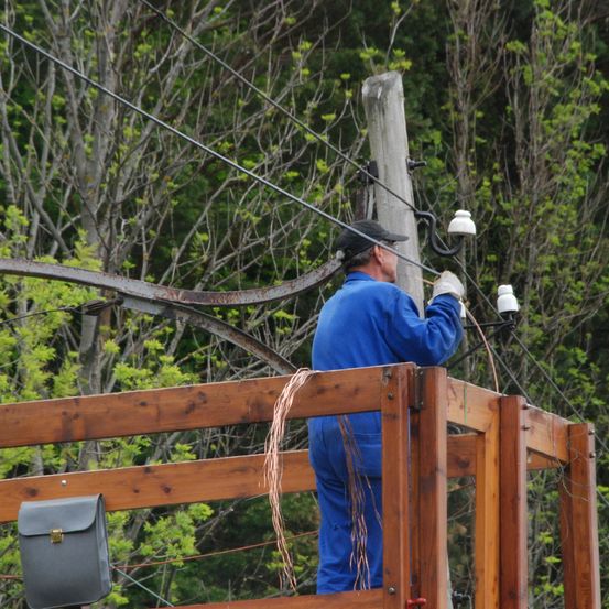 Fahrleitungsarbeiten mit unserem Turmwagen.