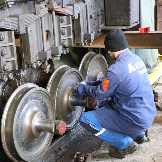 Arbeiten an einer Diesellok