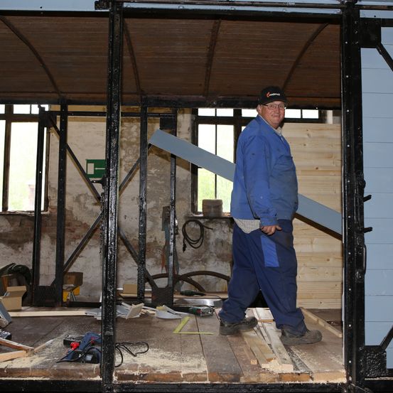 Ein Güterwagen erhält neue Seitenwände.