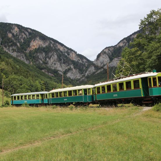 Ein 3-Wagen-Zug in der Thalhofschleife