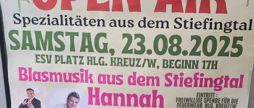 Ein Plakat bewirbt eine Open-Air-Veranstaltung mit Live-Musik von Hannah Natalie Holzner, Silvio Samoni, Markus Wolffahrt und DJ Daniel Dusenflitt. Die Veranstaltung ist für den 23. August 2025 am ESV Platz HLG. Kreuz/W geplant.