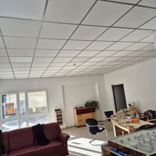 Bild enthält, Furniture, Living Room, Couch, Interior Design, Table, Coffee Table, Floor, Screen, Monitor, Flooring