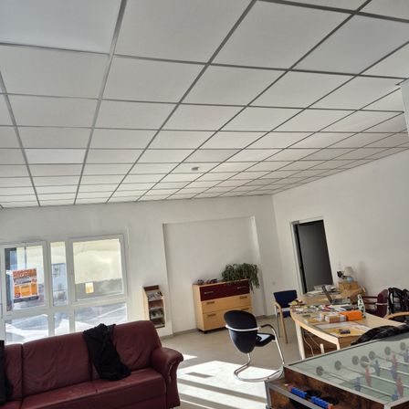 Bild enthält, Furniture, Living Room, Couch, Interior Design, Table, Coffee Table, Floor, Screen, Monitor, Flooring