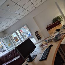 Bild enthält, Furniture, Table, Computer, Computer Keyboard, Hardware, Desk, Indoors, Interior Design, Monitor, Screen