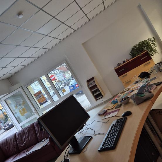 Bild enthält, Furniture, Table, Computer, Computer Keyboard, Hardware, Desk, Indoors, Interior Design, Monitor, Screen