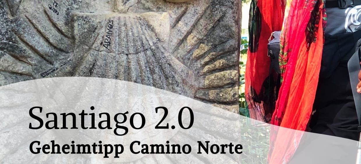 Plakat für die Veranstaltung Santiago 2.0. Eine Frau mit einem Schal steht neben einer Steinskulptur. Datum: 25. März 2026. Zeit: 10:00 im Pfarrheim St. Martin.