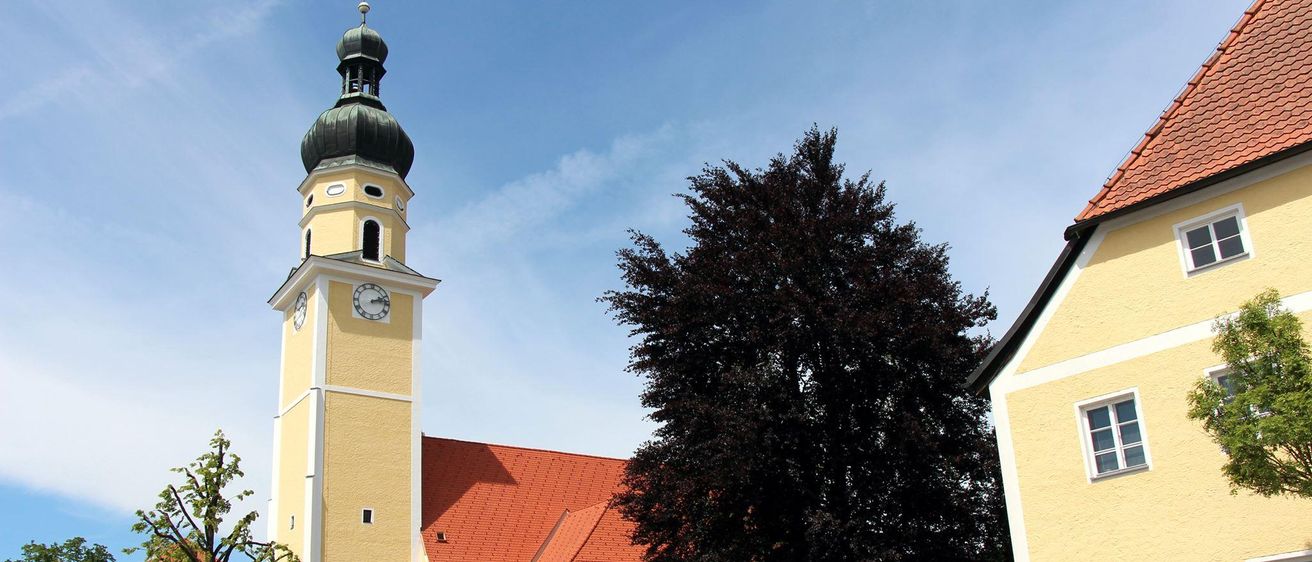 Bild enthält, Bell Tower, Tower, Clock Tower, Grass, Monastery, Neighborhood, City, Tree, Housing, Roof