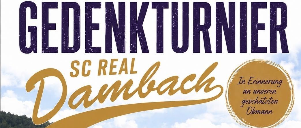 Plakat für eine Gedenkveranstaltung bei SC Real Dambach, mit einem Haus, Bergen und einem Feld. Das Datum ist der 29. August 2026, Beginn um 13:00 Uhr.