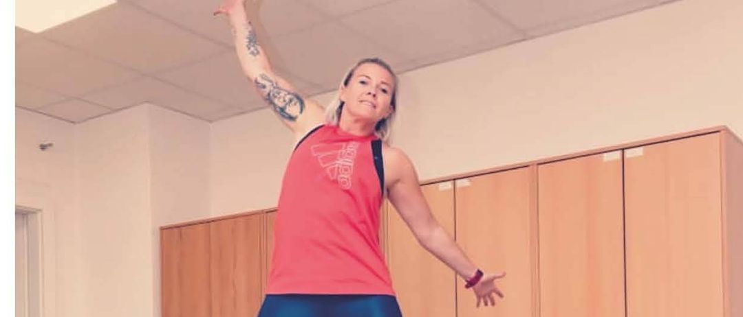 Ein Flyer für einen Fitnesskurs mit dem Titel 'Bodyshaping', bei dem eine Frau mit einem blauen Fitnessball trainiert. Der Kurs wird von Iris Schraml geleitet und findet immer dienstags vom 15.09.2026 bis 27.10.2026 statt.