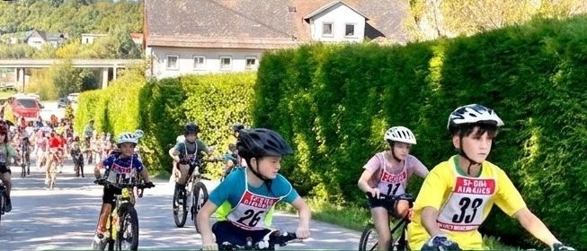 Plakat für ein Kinderradrennen am 26. September 2026, Start um 15:00 Uhr. Die Strecke führt von Bäckerei Strasse über Dambachstrasse zum Gasthaus Weimann. Helmpflicht!