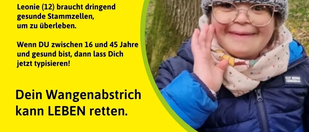Ein Plakat mit einem lächelnden Mädchen in einer gestrickten Mütze und Brille, das eine Schreibveranstaltung für gesunde Stammzellspender im Alter von 16-45 Jahren bewirbt.