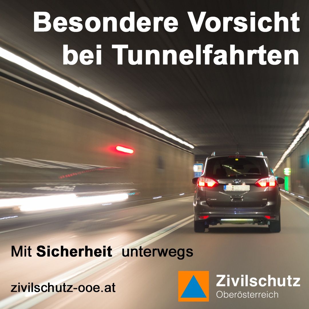 Eine Werbung für Tunnelsicherheit mit einem verschwommenen Auto, das mit Sicherheitslichtern durch einen Tunnel fährt. Der Text lautet 'Besondere Vorsicht bei Tunnelfahrten' und 'Mit Sicherheit unterwegs'. Die Website 'zivilschutz-ooe.at' wird angezeigt.